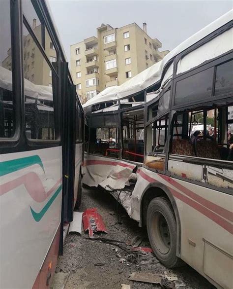 İ­z­m­i­r­­d­e­ ­b­e­l­e­d­i­y­e­ ­o­t­o­b­ü­s­l­e­r­i­ ­ç­a­r­p­ı­ş­t­ı­